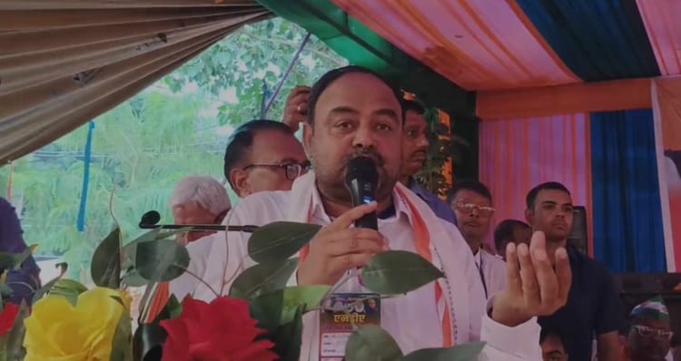 Bihar: 'राहुल गांधी संविधान सिर्फ दिखाने के लिए लेकर घूमते हैं, पढ़ना नहीं जानते', कैमूर में बोले संतोष सिंह