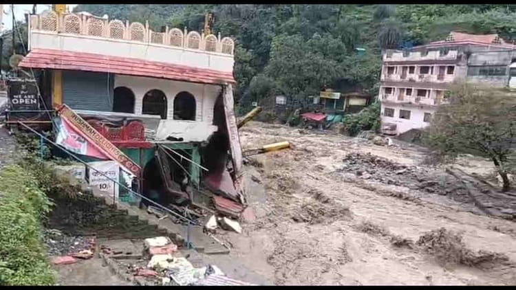 Dehardun: देहरादून में बारिश से चारों ओर तबाही...62 सड़कों को हुआ नुकसान, आठ पुल टूटे, दो मकान ढहे