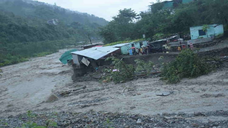 Dehradun Cloudburst Live: सड़कें, पुल और लोगों की संपत्तियां हुईं तबाह, सीएम धामी ने ली बैठक