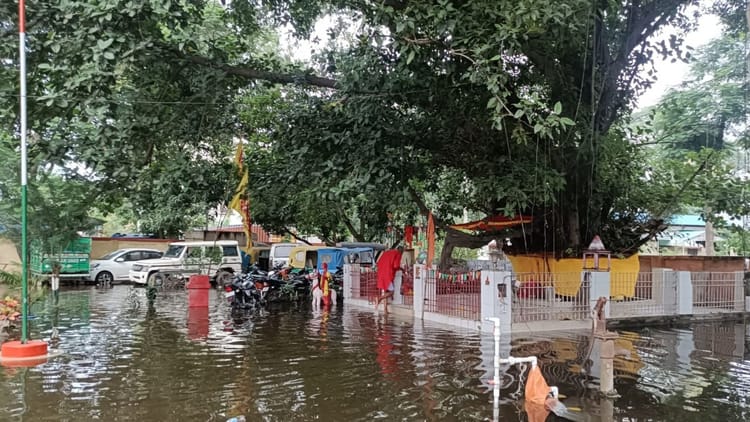 Bihar Flood: वैशाली में मूसलाधार बारिश से थाना बना तालाब, पुलिसकर्मी पानी में कर रहे ड्यूटी; हाल-बेहाल