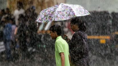 UP Weather: बदला मौसम…बूंदाबांदी से 5.5 डिग्री लुढ़का पारा, अगले दो दिन भारी बारिश के आसार