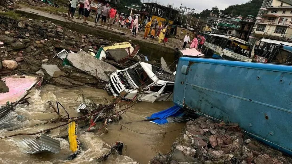 Himachal Five people including mother and son died in Mandi yellow alert heavy rain five districts today