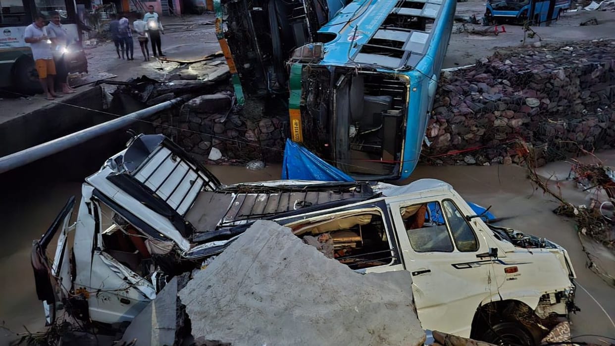 Mandi Flood Son Khad some climbed on the roof while others ran away to save their lives