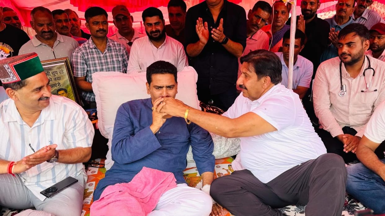 Deputy CM Mukesh Agnihotri ended Dharampur MLA Chandrashekhar fast by giving him juice