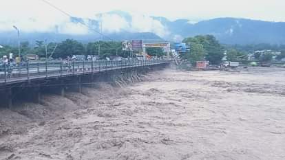 भारी बारिश से नदियों का जलस्तर बढ़ा