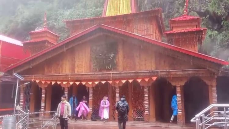Uttarkashi: एक महीने बाद खुले रास्ते, पहुंचे श्रद्धालु...मां यमुना के जयकारे लगाते हुए पहुंचे यमुनोत्री धाम