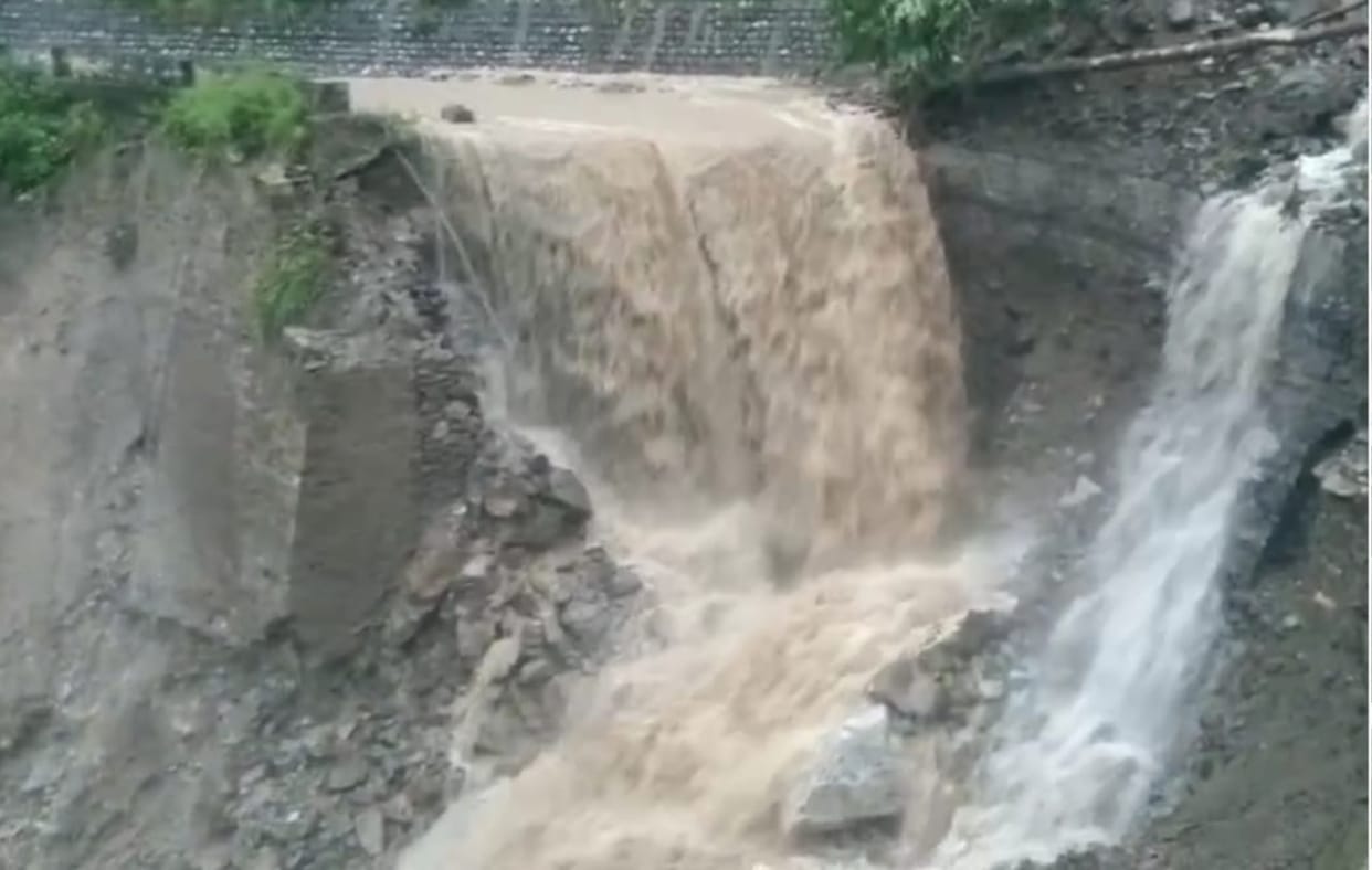 Gangotri Highway Due to heavy rains 40 meters of road  washed away in Bhinnu Gadera  traffic stop