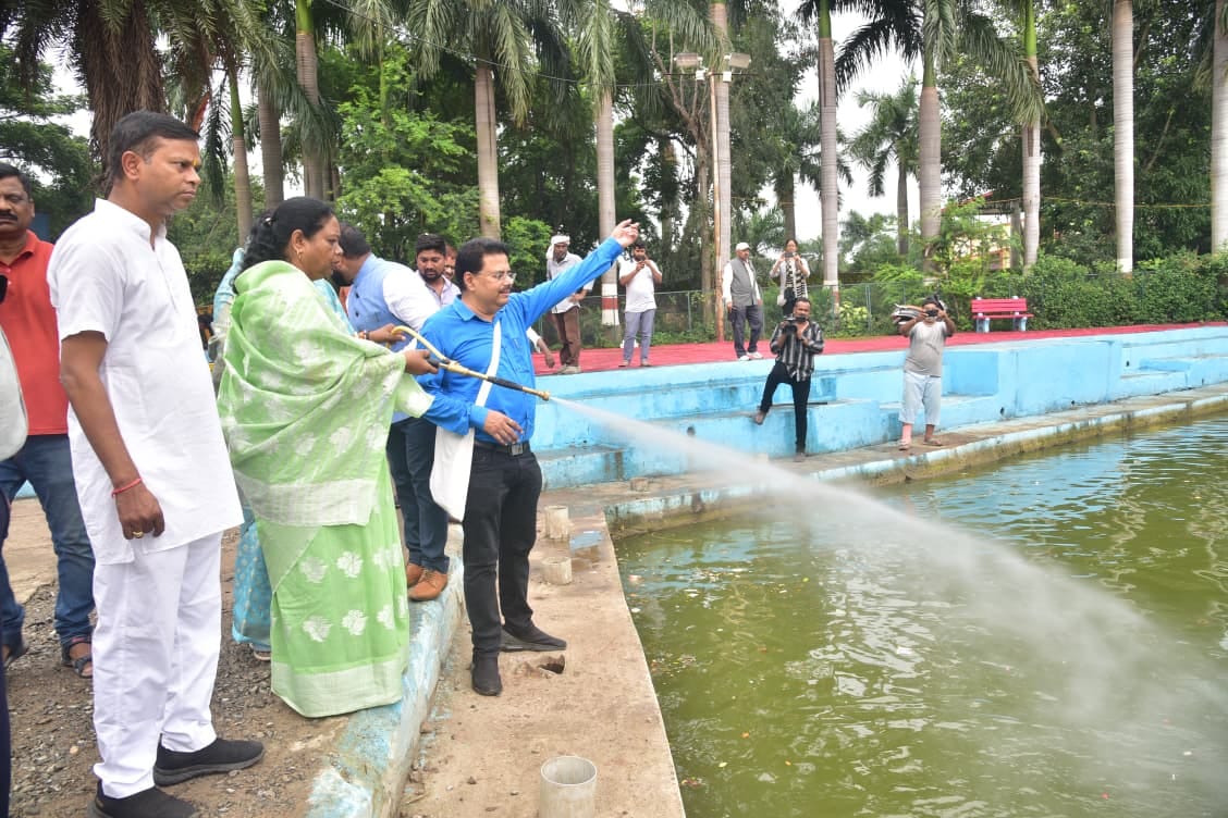 Bhopal: Bhopal's mayor sprayed a solution into Shahpura Lake after initiating water purification using bio-enz