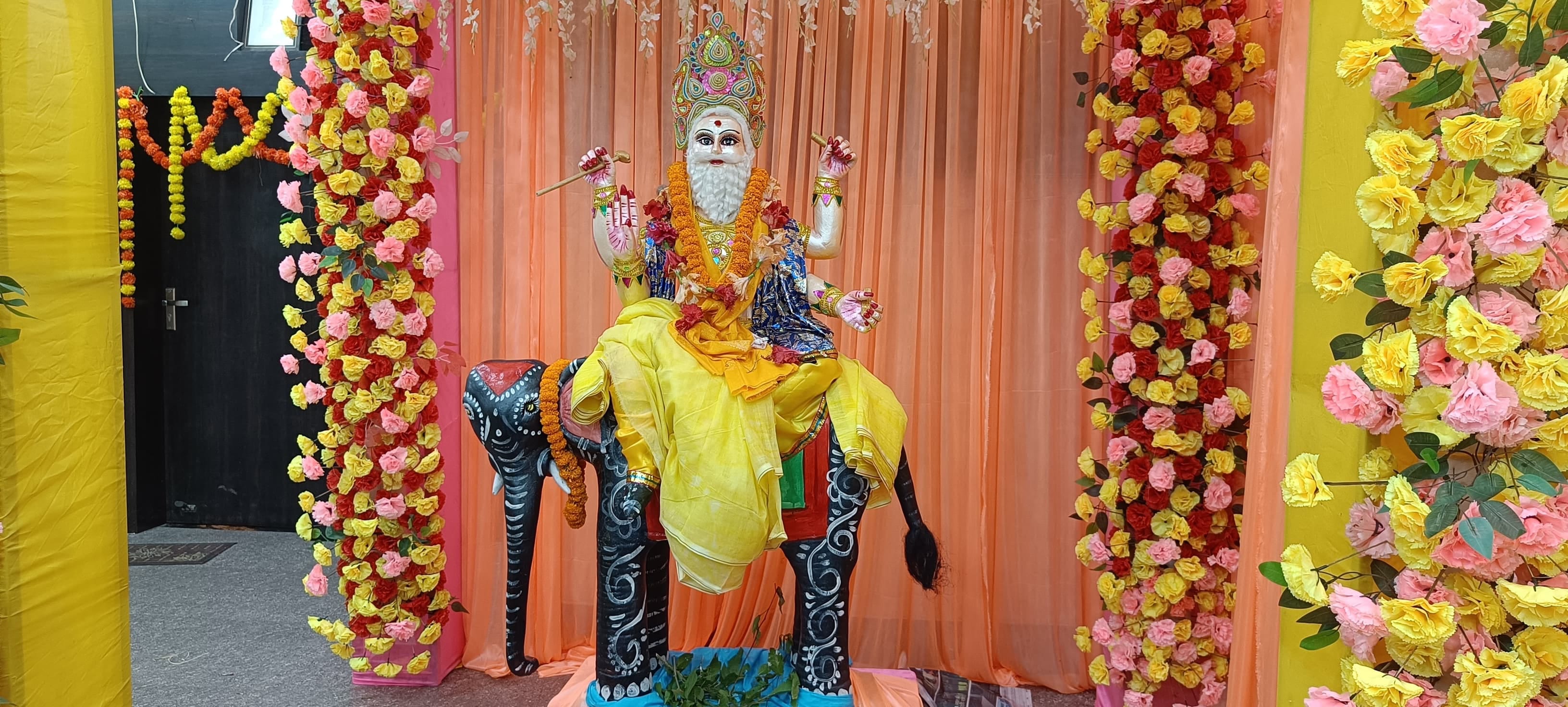विश्वकर्मा भगवान की मूर्ति।