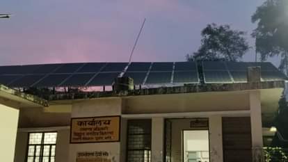 बिजली उपकेन्द्र पर लगी सोलर प्लेटें