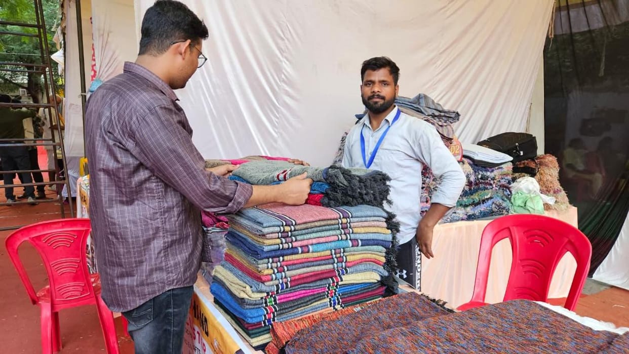 Jhansi: Handicraft fair held at BU, became the center of attraction for the youth, will continue till 24 Septe