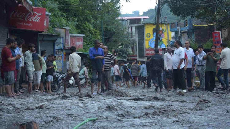 दर्द में दून: नदी के दूसरे छोर से अपने घरों को निहार रहे लोग, भगवान से कर रहे सुरक्षित रखने की प्रार्थना