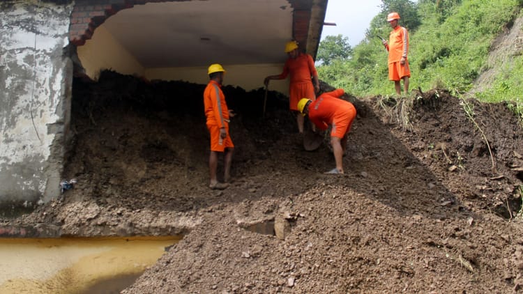 Dehradun Disaster: पांच और शव मिले, मृतकों की संख्या 22 हुई, 23 अब भी लापता, दून का मसूरी से कटा संपर्क