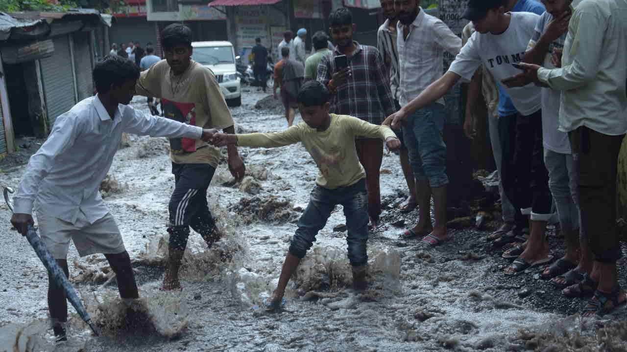 Dehradun Flood People fled with innocent children through the mountains not get milk for five hours