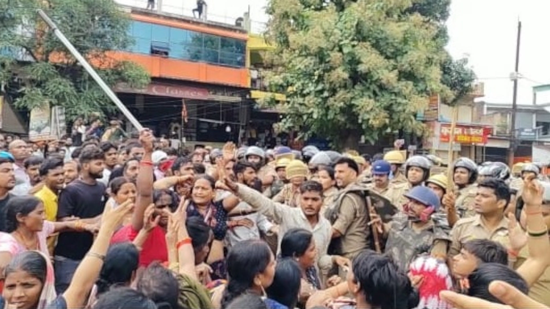 Animal smugglers kill student in Gorakhpur road blocked and stone pelting in protest In gorakhpur