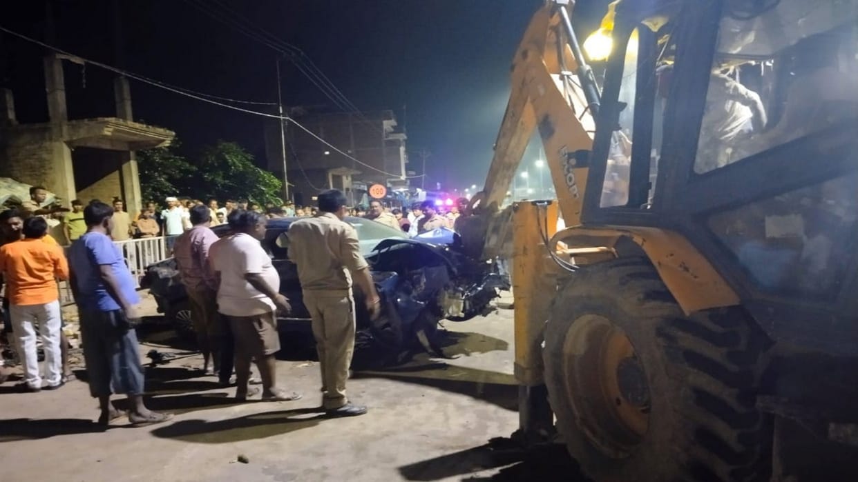 Death toll in car accident on highway reaches three, car hit at a speed of 100 kmph