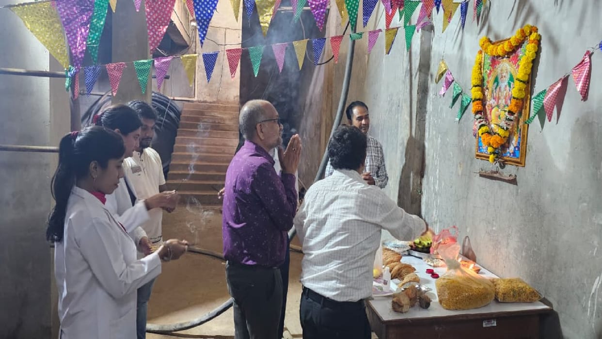 Bastar SP worships tools on Vishwakarma Jayanti, special event organised by Mekaj in Jagdalpur