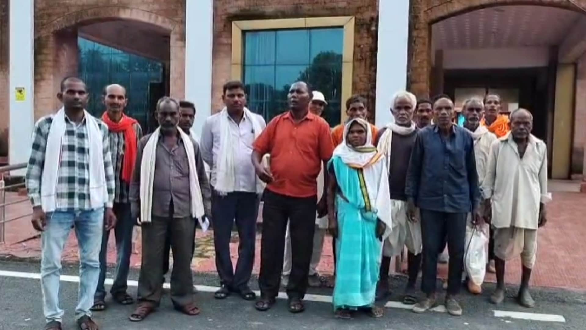 ग्रामीणों ने अवैध अतिक्रमण हटाने की मांग को लेकर कलेक्टर को सौंपा ज्ञापन