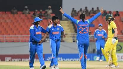 जीत की खुशी मनाती भारतीय महिला टीम।