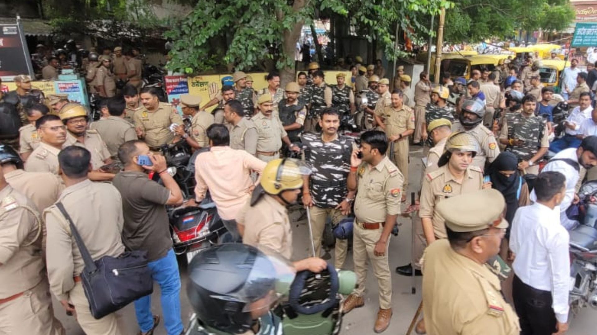 Courtroom brawl 16 injuries on the inspector body kidneys severely affected wife faints seeing injured husband