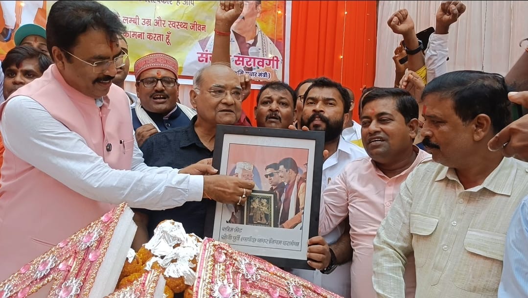 Bihar: Minister Sanjay Saraogi cuts a 75 kg laddu cake on PM Modi birthday news in hindi