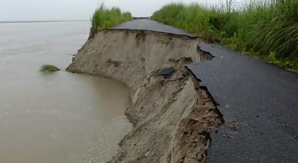 Kanpur Water level decreased at Maharajpur Ganga Ghat erosion destroyed the Unnao road stuntmen making reels