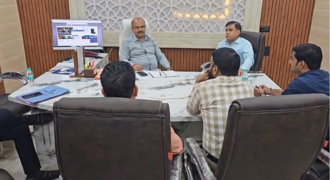 Hardoi IT Raid Income Tax Department raids DRDA office team is investigating TDS deduction
