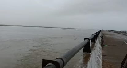 Kanpur Water level decreased at Maharajpur Ganga Ghat erosion destroyed the Unnao road stuntmen making reels
