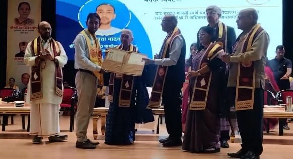 Kanpur CSJMUs 40th convocation degrees awarded to 1.02 lakh students honorary degree to Zahida Amin