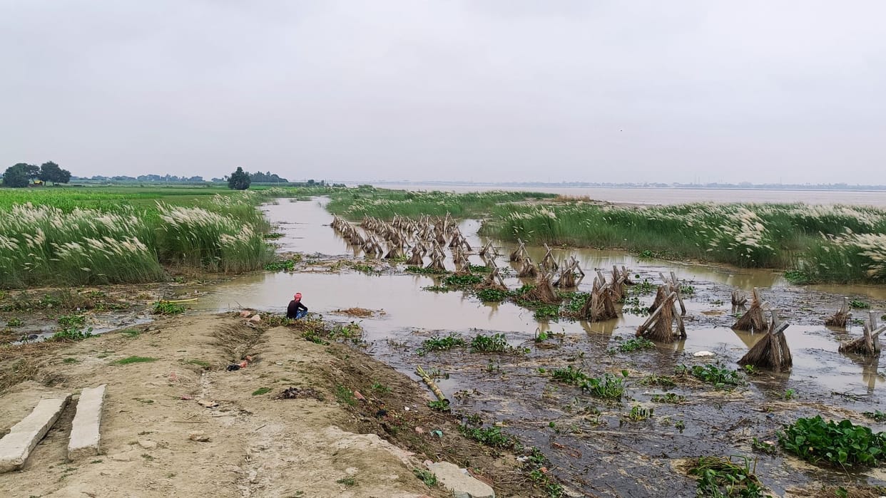 Flood Alert Mau 13 houses were submerged in river in 10 days due to erosion village was wiped out