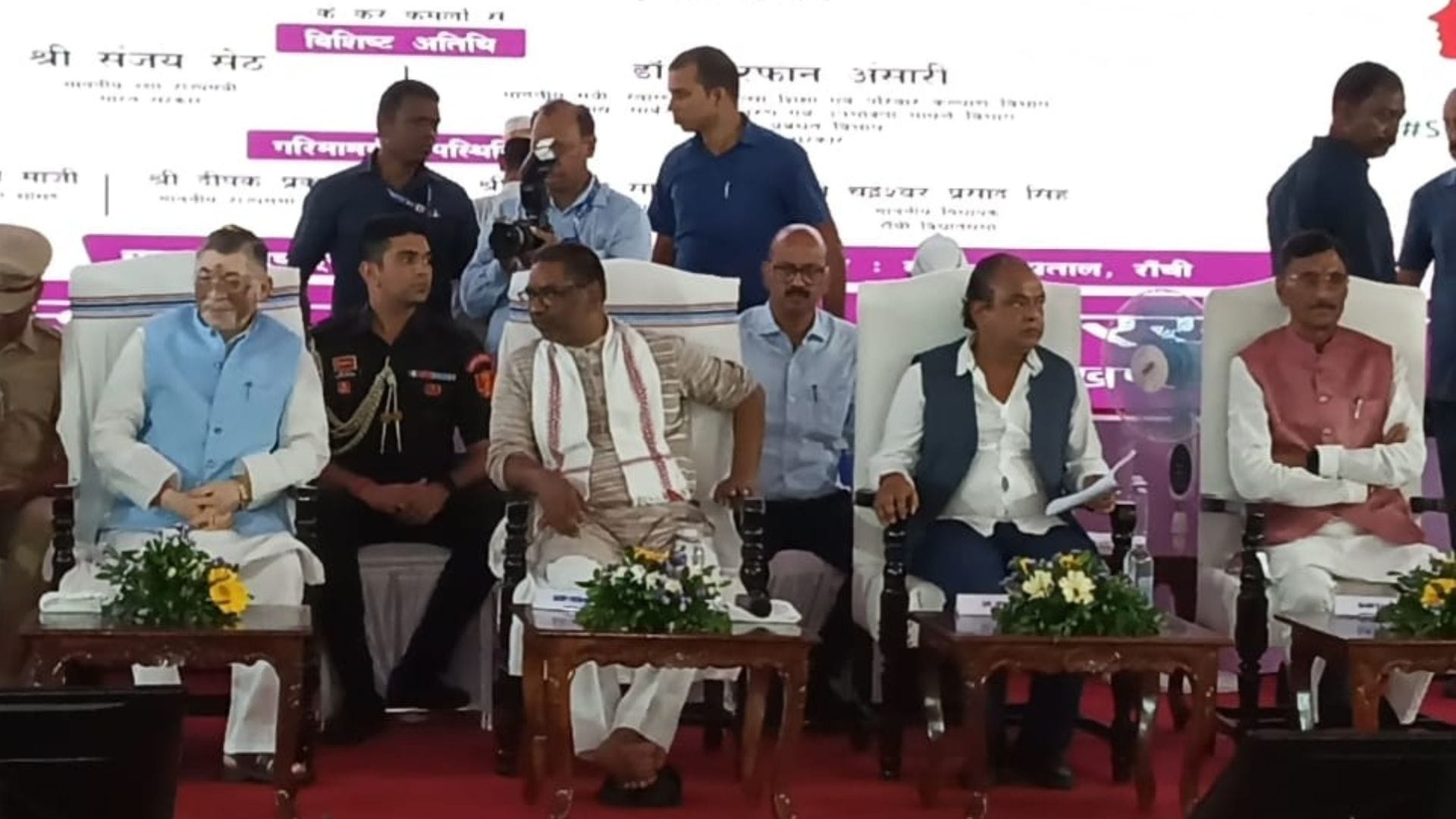 मंच पर मौजूद राज्यपाल व मुख्यमंत्री
