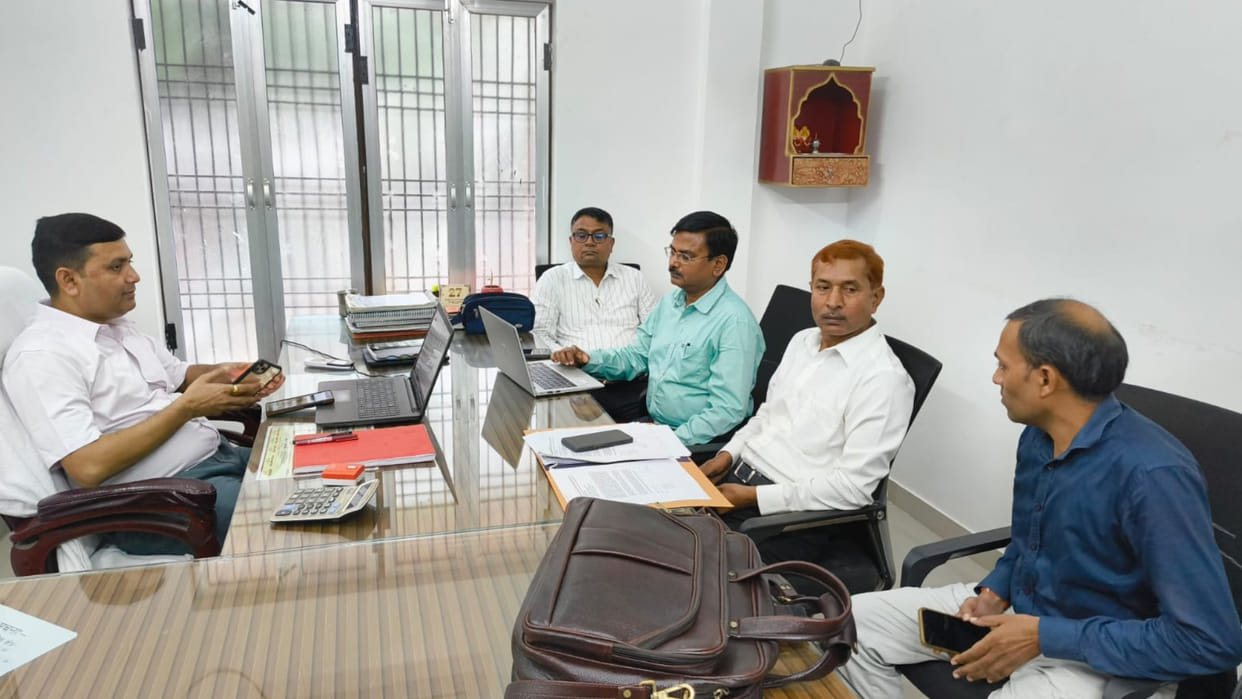 Income Tax Department team reached registration office in Maharajganj and started scrutinizing the document