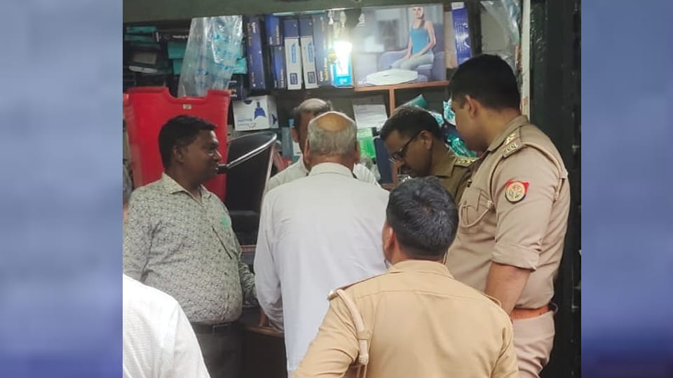 Kanpur: A crook came to buy medicine and ran away with Rs 1.5 lakh from the shop cash box.
