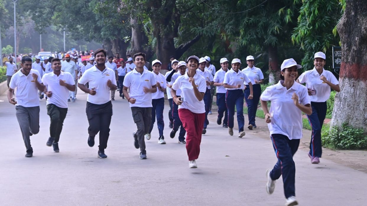 BHU 300 students participated in 1500 meter Khadi Marathon in varanasi