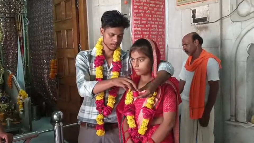 Jalaun: Troubled by family pressure, young woman married her lover in a temple