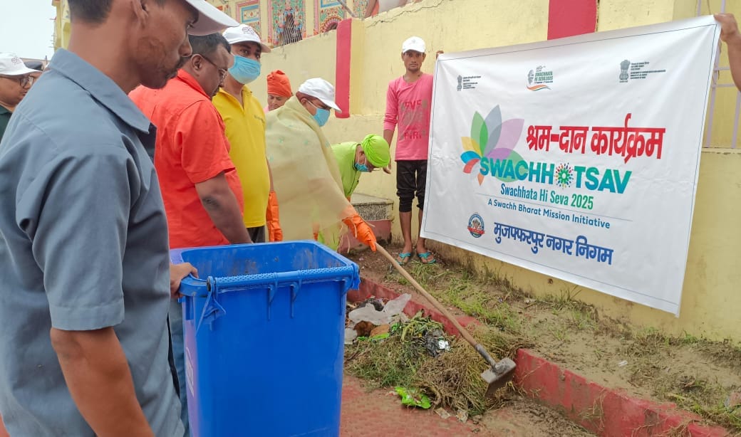 Muzaffarpur News If city is clean we will remain healthy Mayor launches cleanliness drive with broom in hand S