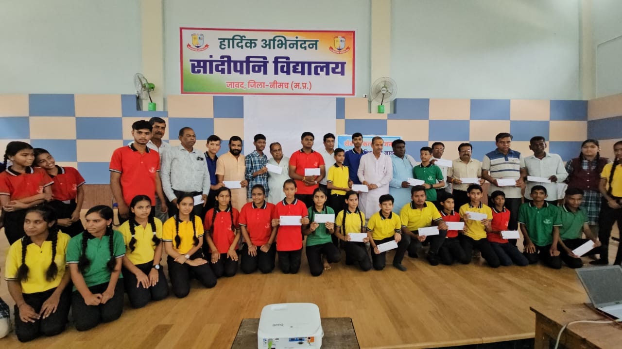 नीमच में विधायक सकलेचा ने विद्यार्थियों में समाजहित की सोच उन्नत करने नवाचार किया।
