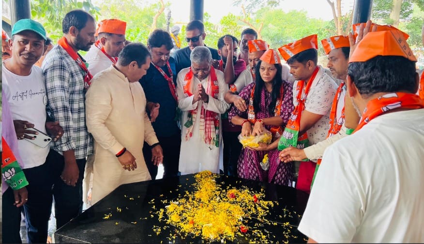 नेता प्रतिपक्ष बाबूलाल मरांडी ने बिरसा मुंडा समाधि स्थल पहुंचकर सफाई अभियान प्रारंभ किया।
