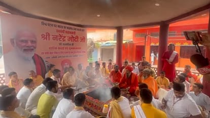 पीएम मोदी के जन्मदिन पर श्री अलोपशंकरी मंदिर में महायज्ञ करते साधु-संत।