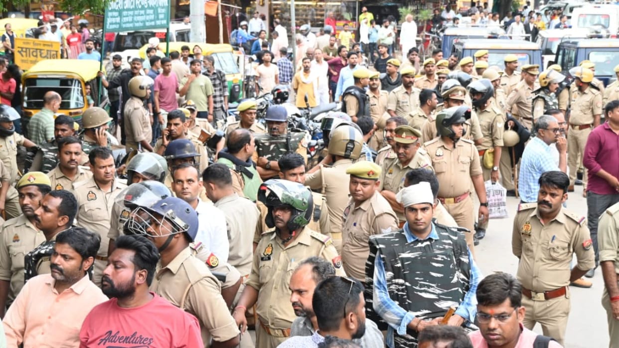 sub-inspector and constable beaten up by advocates in varanasi