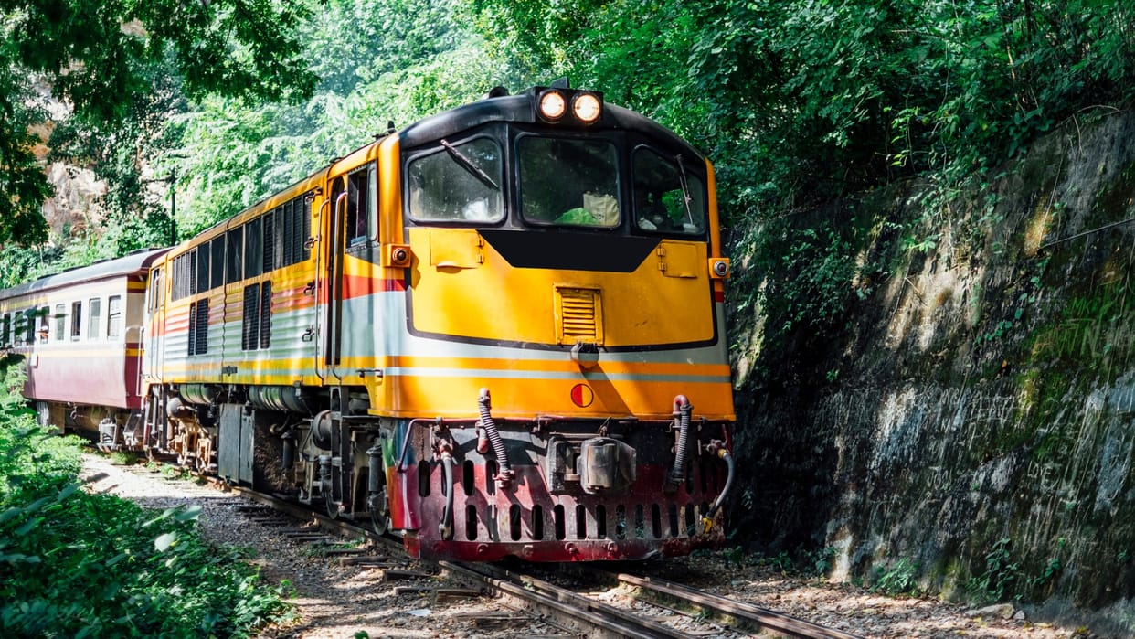 500 1000 rupee notes suddenly started falling from a moving train crowds arrived with torches in a Viral news