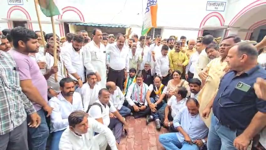 Raebareli: Congress workers stage protest to get FIR registered against UP minister Dinesh Singh.