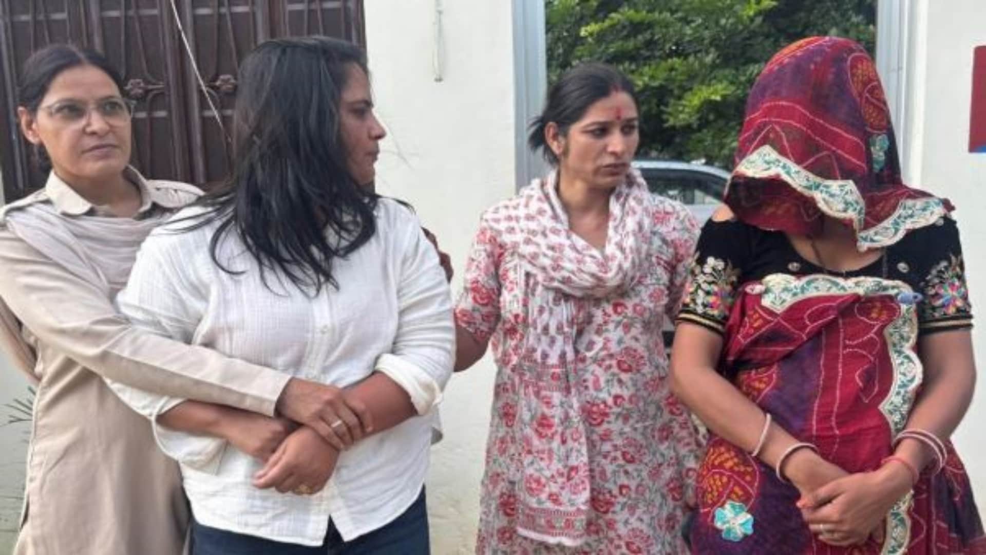 हनीट्रैप की मास्टर माइंड समेत दो महिलाएं गिरफ्तार