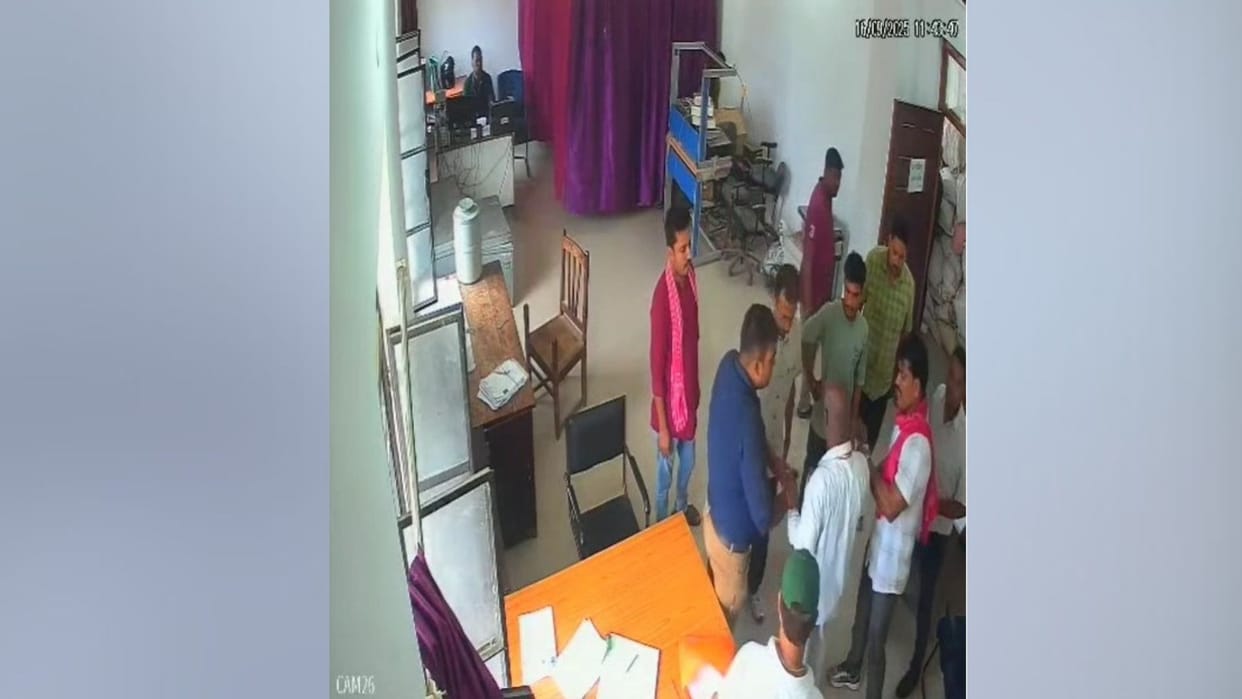 Bihar: Arrest of attendant in Bikramganj controversial, released late in the evening news in Hindi