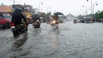 बारिश से शहरों में हुआ जलभराव।