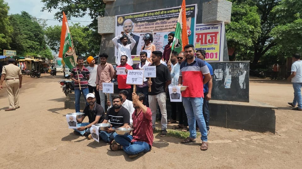 Protest on PM Modi birthday Yuvajana Congress takes out unemployment tableau in Balod