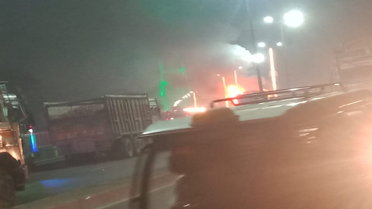 Fire breaks out in truck carrying 524 filled cylinders from gas plant, gas stops breathing for an hour