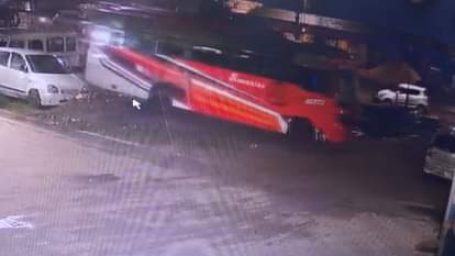 अचानक चलने लगी बस