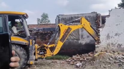 Meerut: Bulldozer ran on the building of Salawa incident accused, eight have gone to jail