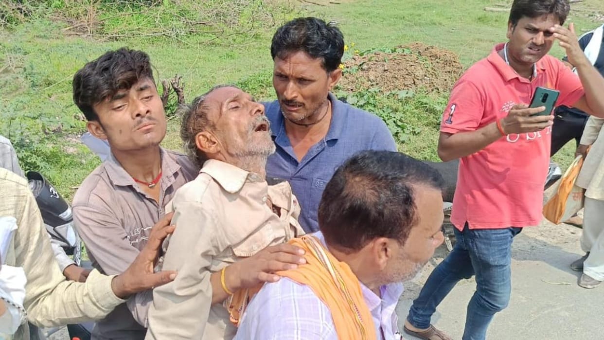 Jhansi: Condition of farmer who came to buy fertilizer deteriorated, referred to medical college
